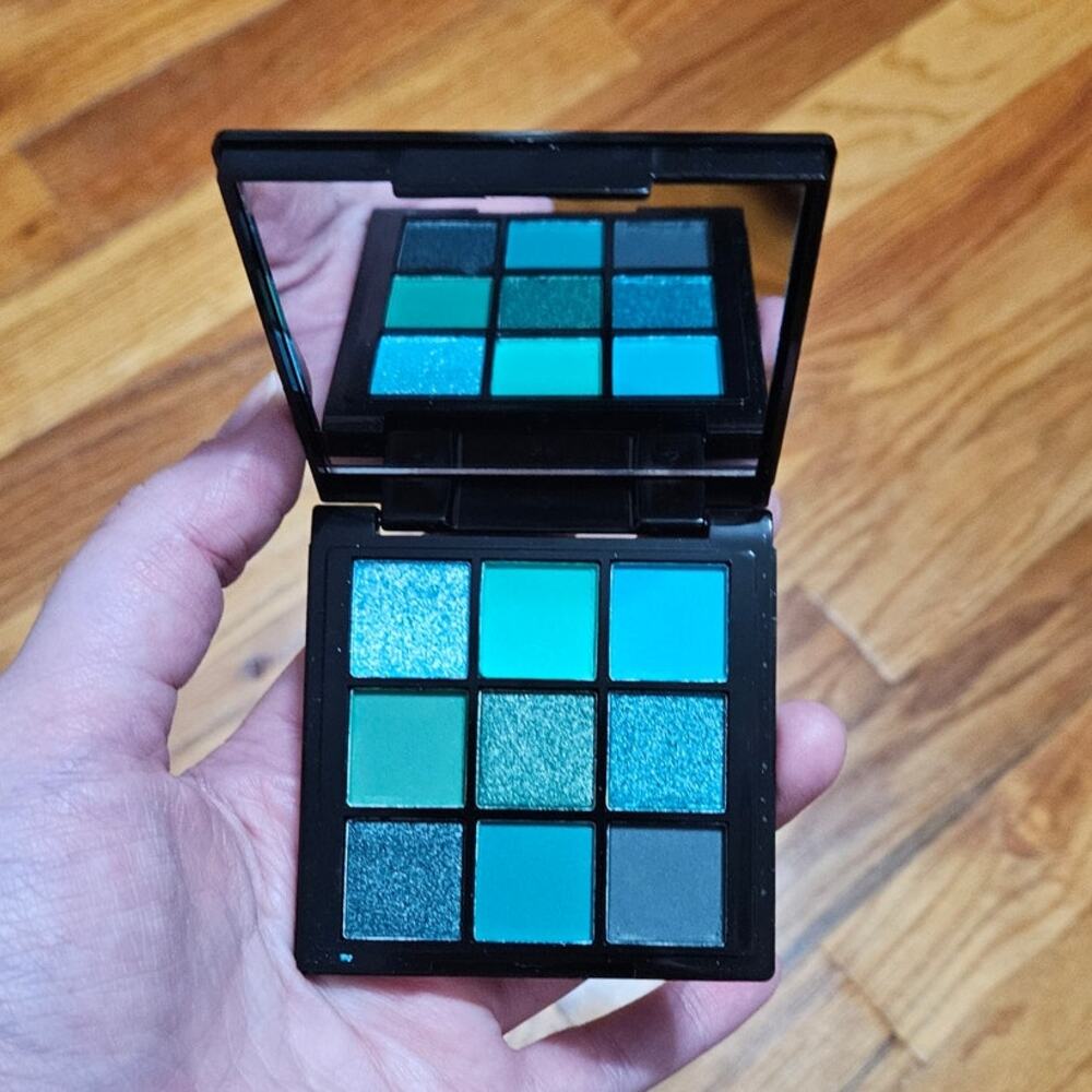Asian Beauty Rebellious Girl Eyeshadow Palette #02 Green Blue 9 Color New